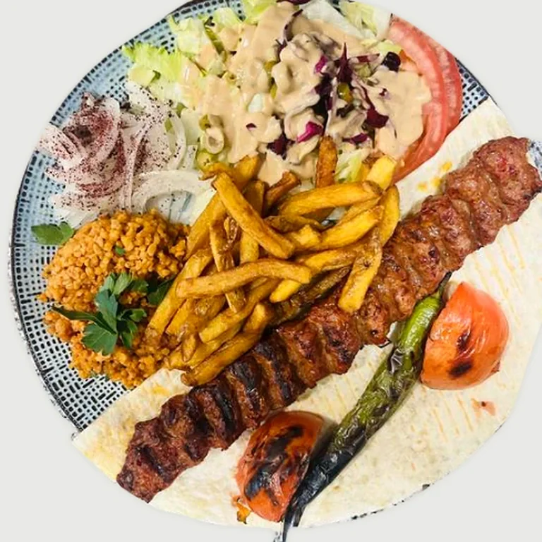 Adana, brochette de viande hachée avec crudités, boulgour et frites, Fresh Food